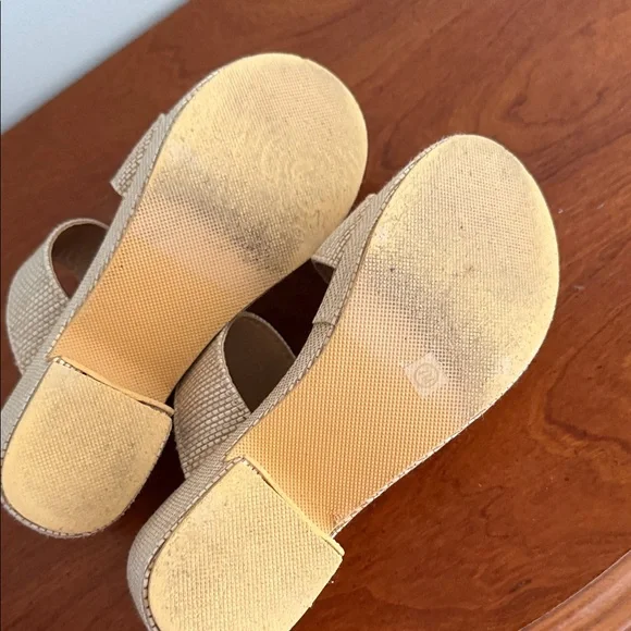 Elegant Cream Platform Sandals - Picture 4 of 4